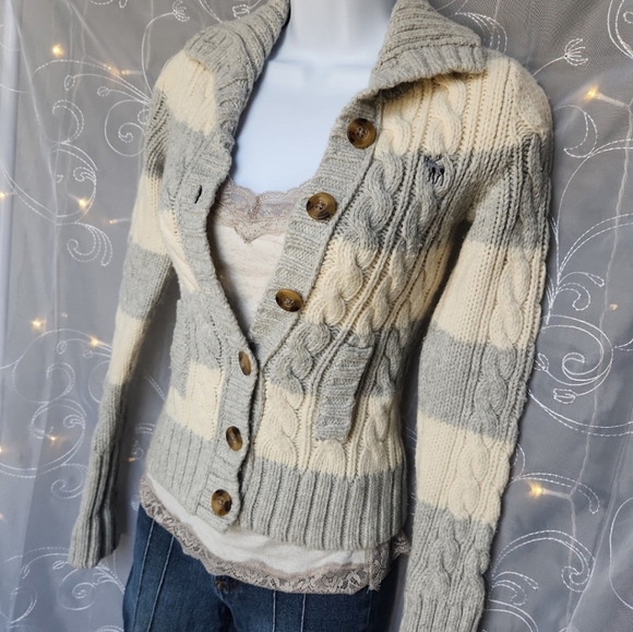Abercrombie and Fitch knit cardigan - Picture 2 of 6